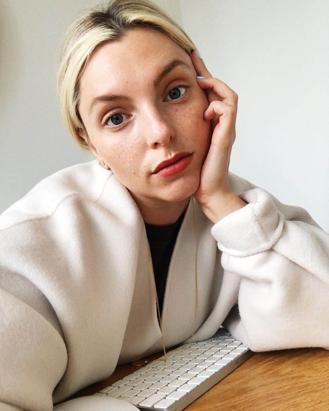Estée Lalondeのインスタグラム：「eyes that commit.  that is what I am looking for.  @nayyirah.waheed」