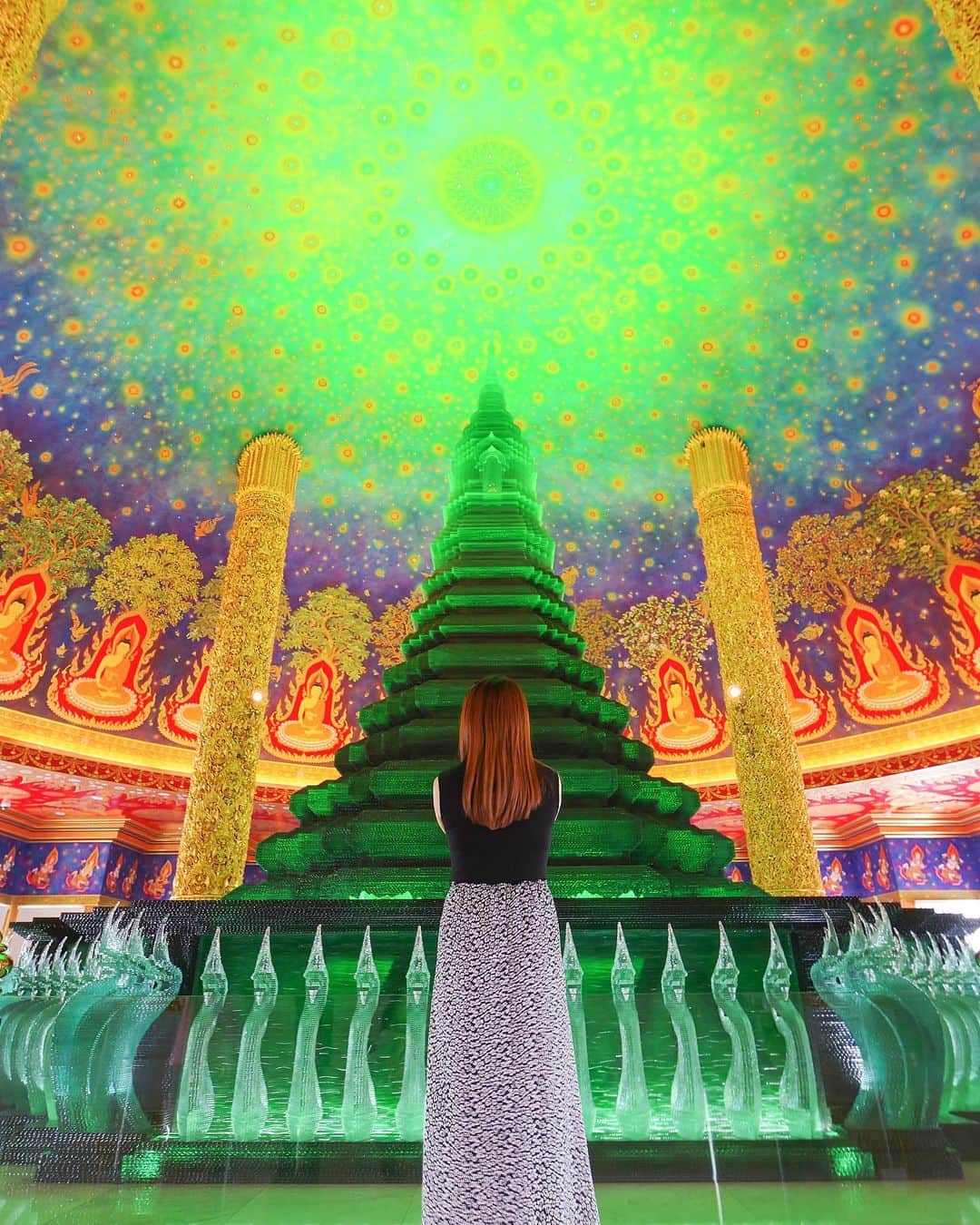 田島知華さんのインスタグラム写真 - (田島知華Instagram)「【Thailand🇹🇭Bangkok】 鮮やかな色彩で神秘的な美しさを放つ寺院、ワット・パクナム。エメラルドの光が注ぐ繊細な天井画に見とれてしまいました…！ 世界でも類を見ない珍しい寺院なので、バンコクに行かれる方はぜひ訪れてみてください！  ワット・パクナムを含むバンコク旅については『海外ひとり旅ガールの便利帖』でもご紹介しています📚 Copyright ©︎ TAJIHARU  PENTAX K-1 MarkⅡ  HD PENTAX-D FA 15-30mmF2.8ED SDM WR _ #たじはるトリップ #TAJIHARU_thailand #タイ #バンコク #女子旅 #旅ガール #カメラ女子 #トラベルフォトライター #田島知華 #たじはる #thailand #bangkok #watpaknam #วัดปากน้ำภาษีเจริญ #visitthailand #visitbangkok #femmetravel #beautifulmatters #wonderful_places #beautifuldestinations #beautifulplace #earthpix #discoverglobe #discoverearth」9月1日 20時38分 - haruka_tajima
