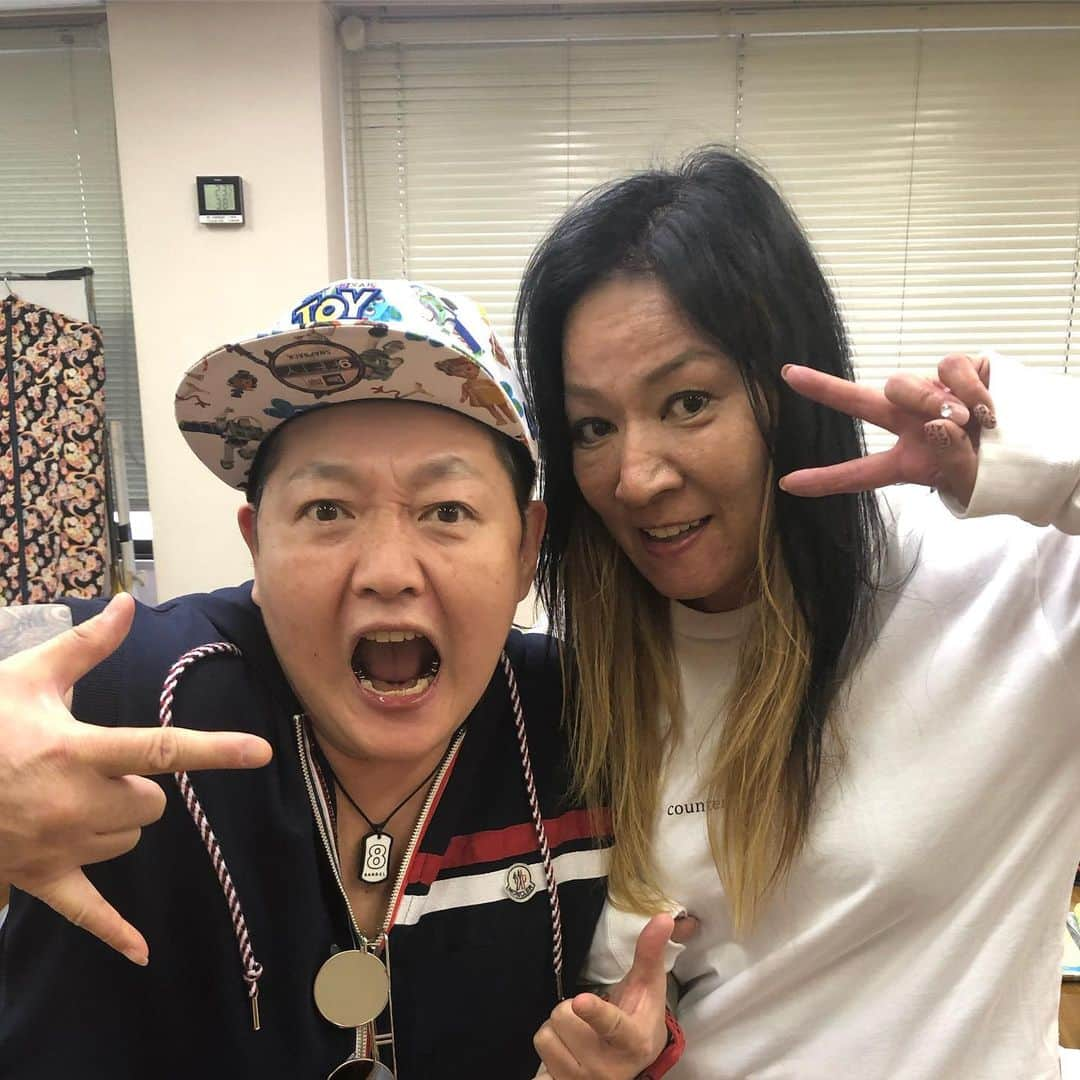 ジャガー横田さんのインスタグラム写真 - (ジャガー横田Instagram)「大阪の試合も無事に終わって帰りの新幹線です。 会場にお越し頂いたファンの皆様、ありがとうございました🙇‍♀️ 今日はマーベラスの選手たちにも会場を盛り上げて貰いました👍  会場にはなんと‼️マーベラスの代表の長与千種選手も後輩の応援に来てたので…私からしたら長与も私の可愛い後輩(^_−)−☆ 記念撮影をしました💕  いつ会っても可愛いなぁ😍  今日もディアナ大会を盛り上げてくれてありがとう🙇‍♀️」9月1日 20時40分 - jaguar_yokota