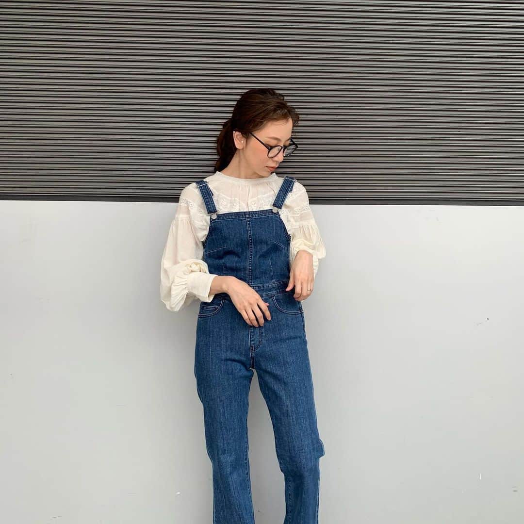 ungrid_minamiのインスタグラム：「. デニムサロペットひさしぶり着てみたら、若い時着てた自分となんか見え方が違うけど、おとなのサロペットもありだなと思いました🤔 @ungrid_official @ungrid_staffsnap #Ungrid#アミュプラザ博多」