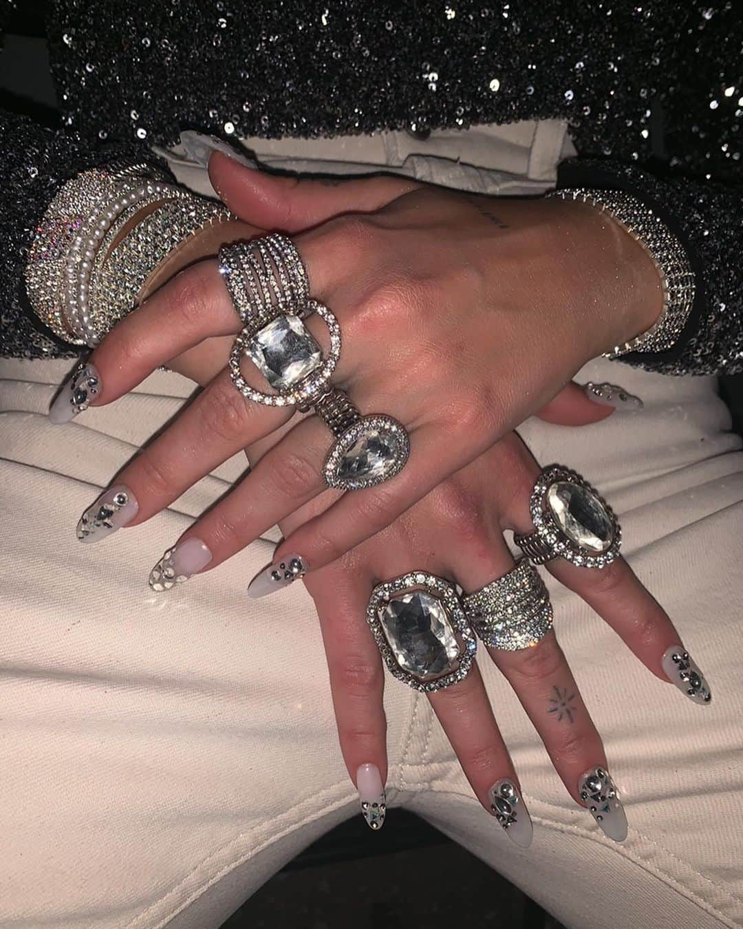 Mei Kawajiriさんのインスタグラム写真 - (Mei KawajiriInstagram)「@dualipa × @Pepejeans ✨Close up nail shot ✨💕✨ Dua bling ✨⚡️✨⚡️#nailsbymei」9月1日 20時42分 - nailsbymei