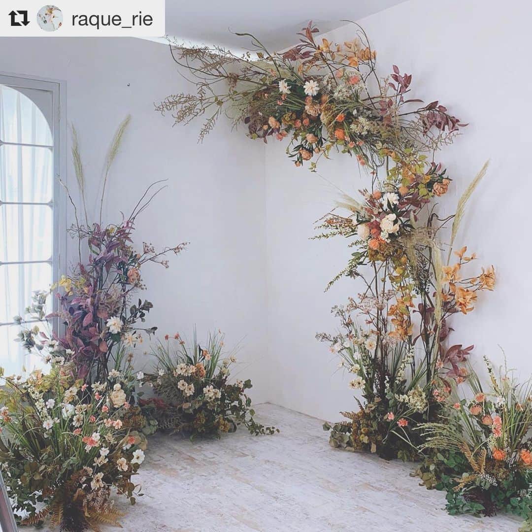 CLAIREのインスタグラム：「世界でクレールみなとみらい店にしかない、アンティーク装花スタジオです✨ #Repost @raque_rie with @get_repost ・・・ スタジオ装花💐 @clairebridalstudio さん、みなとみらい店が先日リニューアルオープン。 アンティークな雰囲気のスタジオに、優しい気持ちがほころび、ふわりと体温の上がる上質な空間と装花。  カップルはもちろん、お子様、ご家族みなさんに喜んでいただけますように。  @claire_minatomirai  #装花」