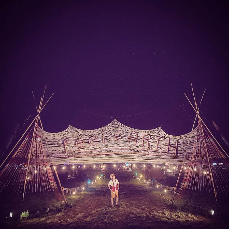 ダイスケのインスタグラム：「Feel  EARTH 2019with jeep🏕 #枻出版社 主催のアウトドアフェスに参加させていただきました。 大自然の中で食べるご飯、飲むお酒、音楽ってなんであんなに最高なんだろうね。 枻出版さんの本はぼくも読んでるんですけど、 #ランドネ の最近の「アウトドアひとり旅」アウトドア興味もってるけど一緒にいく人いないからなぁってひとにはぜひおすすめ。 ひとりで旅したくなるし、ひとり用のギアも揃えたくなる。 なんだかんだいつもソロ特集ばっか買って読んでしまうぼくですけども、 Feel  EARTHではたくさんの方と繋がれて心ほっこり呑んでまったり良い一日でした！  #feelearth #feelearth2019 #ふもとっぱら #peaks #ダイスケ #旅 #富士山 #jeep」