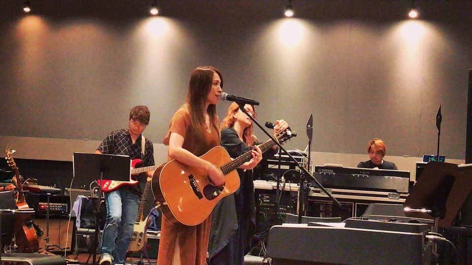 小柳ゆきのインスタグラム：「9/13スペシャルライブのリハに、とうとう姉のHIROMIが登場しました！😆 . なんだかこっぱずかしい感じですが笑笑、やはりHIROMIもしっかりかまします！🤩 楽しみが沢山で、ワクワクすっぞです . . という事で、今日も元気にカウントダウン✨ . 「Prelude」配信リリースまで、あと… . ‼️3日‼️ . . #HIROMI #小柳ゆき #Prelude」