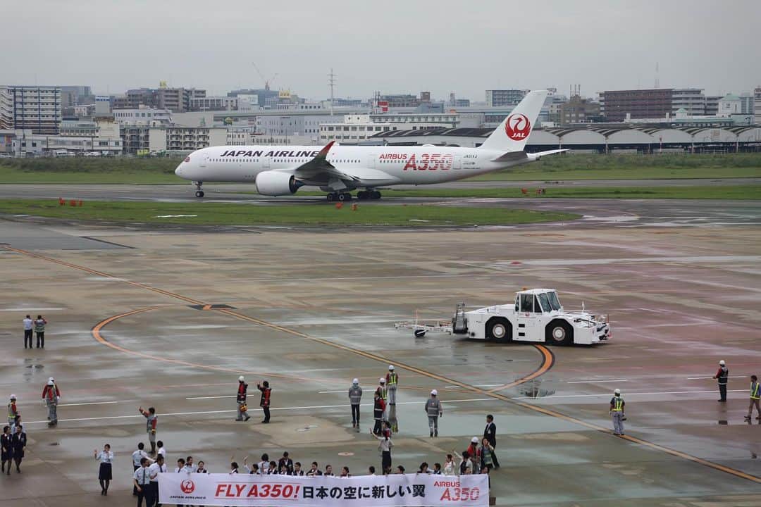 のインスタグラム：「本日就航、JAL(@japanairlines_jal )のA350✈️初日のファーストに搭乗するで👍  #jal #日本航空 #a350 #ファーストクラス #福岡空港 #羽田空港 #japanairlines #firstclass」