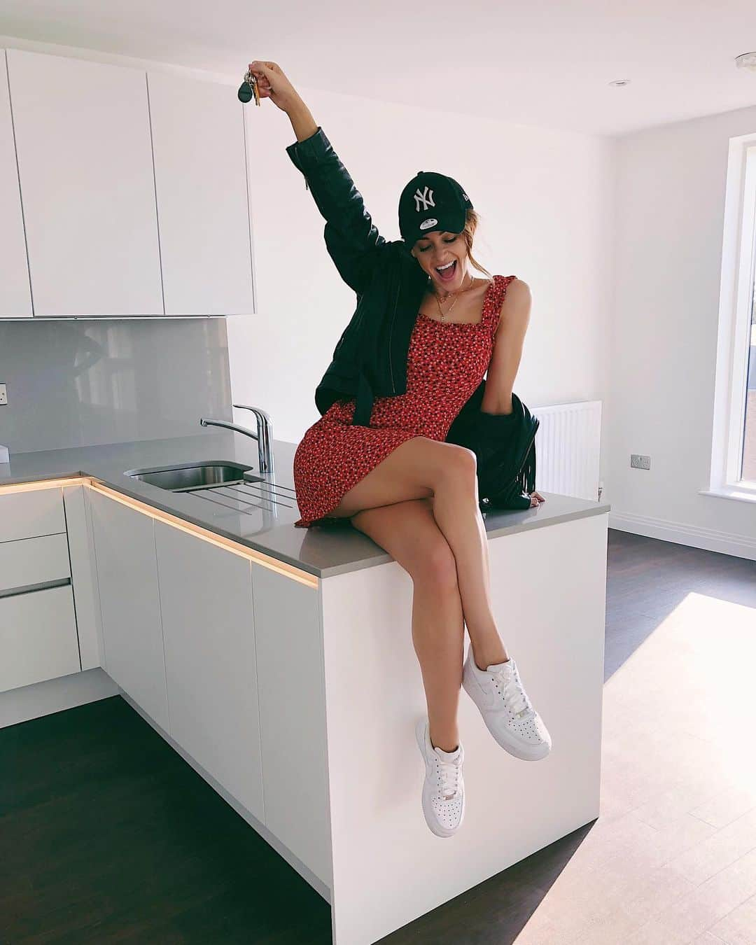 ダニエル・ピーザーさんのインスタグラム写真 - (ダニエル・ピーザーInstagram)「ONE YEAR AGO 🏡 On this day last year I got the keys to my home (it was actually aug 31st but I didn’t post yesterday 🤦🏽‍♀️) I don’t ever really talk about my achievements much on social media due to not wanting to seem like I’m ‘showing off’ but as any homeowner knows, it’s a bloody hassle to buy property, especially in London. This is the second property I own but it’s the first place I’ve been able to make a real home and I’m bloody chuffed I did it on my own (yes ok mum & dad, you helped with building some furniture and buying the odd pot or pan🙄). Anyway, here’s to me, let me have my moment 💁🏽‍♀️. (And yes the apartment tour IS COMING - but my priority now is to work to be able to pay off the bloomin’ thing) 😂 #beyourownhero」9月1日 20時55分 - daniellepeazer