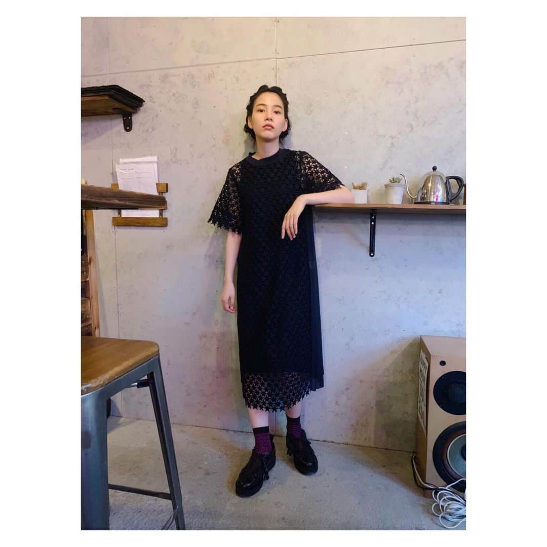 のん（能年玲奈）さんのインスタグラム写真 - (のん（能年玲奈）Instagram)「本日は、私の恋人 昼公演後に、本多劇場の真下にあるヴィレッジヴァンガードにてトークイベントへ。楽しくおしゃべり出来ました。お越しくださった皆さんありがとうございました😊 星の💫衣装。 #ベビーフェイス #グリヒル さん #コラボ #ヴィレッジヴァンガード」9月1日 20時47分 - non_kamo_ne