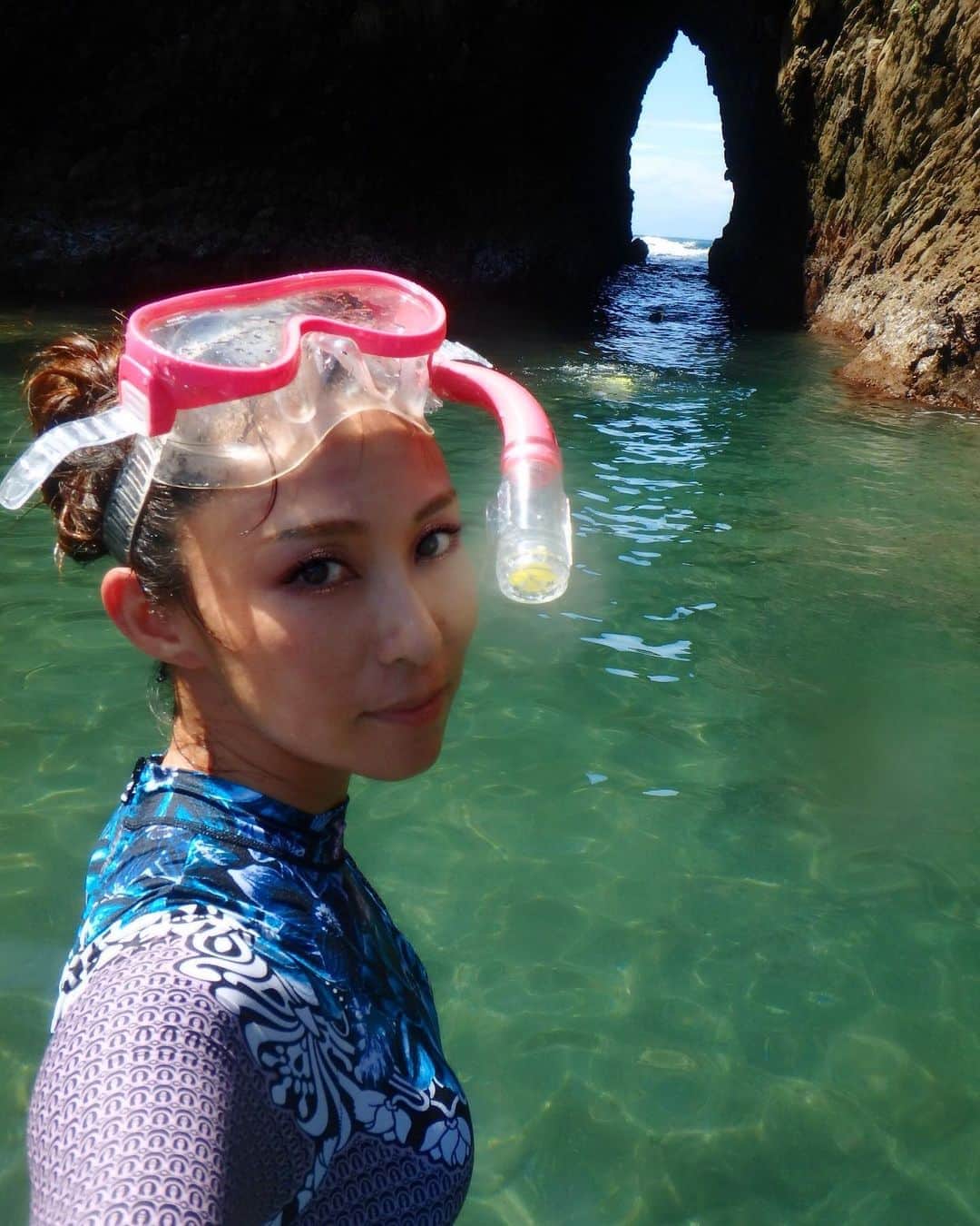 MEGUMIのインスタグラム：「シュノーケリング🐠  残念ながらこの日は雨の影響で透明度が低かったけどっ！  西伊豆はいろんな形の岩があるから景色もさらに綺麗だし楽しい✨  今度は西伊豆でダイビングしてみよ🐠  #シュノーケリング#シュノーケル#西伊豆#地形#岩#タビジョ#伊豆旅#trip#ocean#snorkeling#ちなみにフルフェイスのシュノーケルは顎から浸水して死ぬかと思った#テレタビーズ風」