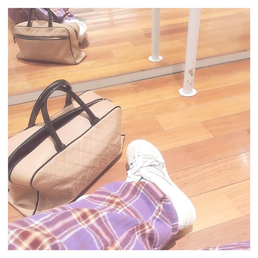 津久江麻由のインスタグラム：「. 最近Laxusに登録したの👧🏼🖤 好きなブランドバック借り放題😎💕 月額6800円 、、、最高です👍💕 . 今はCHANELのハンドバッグ🥰 . 次はfendiちゃんかな🕺🔥 お気に入りボタンもあるから 次借りるの目安できて良い〜 . ［ maumau ］が招待コードなので 使ってみてね😎🖤 2000ポイント使えるよ〜 . . #laxus #CHANEL #シャネル #お気に入りバッグ #pr #お気に入りコスメ #お気に入りコーデ #コスメ大好き #メイク好き #デパコス #コスメ紹介 #今日のメイク  #今日のコスメ #プチプラコスメ #メイク好きさんと繋がりたい #コスメ好きさんと繋がりたい  #メイク動画 #いいね返しは絶対 #おすすめコスメ #コスメ購入品 #コスメ好き #メイク好き #今日のコーデ #今日のコーディネート #本日のコーデ  #ラフコーデ #RMK #カラコン #カラコンレポ」