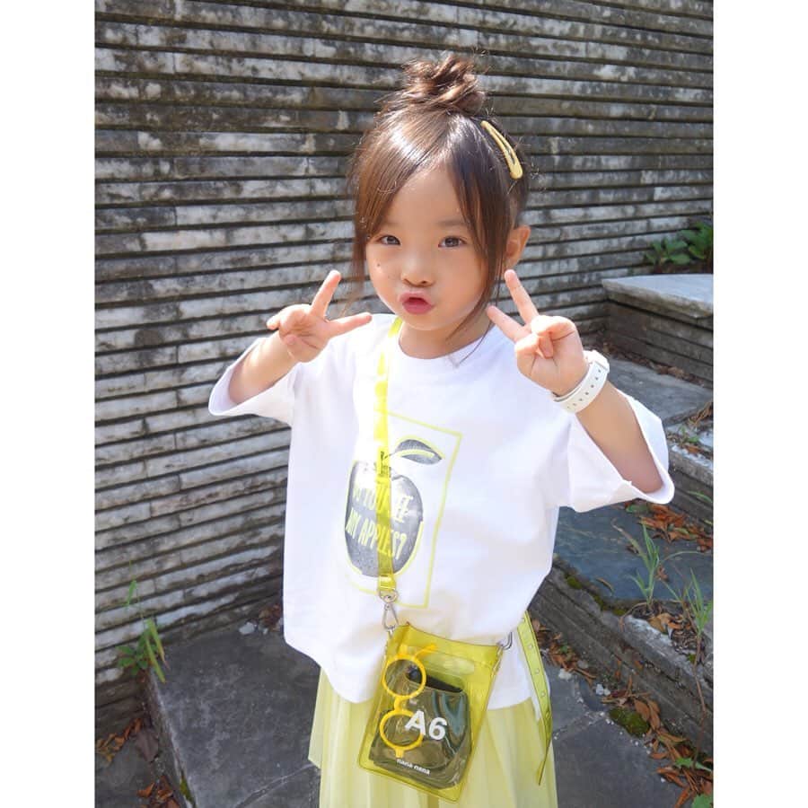 Saraさんのインスタグラム写真 - (SaraInstagram)「. coordinate♡ . アップルTEEに ビタミンイエローでポップに💛 . T-shirt ▶︎ #branshes  skirt ▶︎ #branshes  shoes ▶︎ #zarakids  bag ▶︎ #nananana . . #ootd #kids #kids_japan #kids_japan_ootd #kjp_ootd #kidsfahion #kidscode #kidsootd #kidswear #キッズコーデ #キッズファッション #イエロー #ナナナナ」9月1日 20時50分 - sarasara718