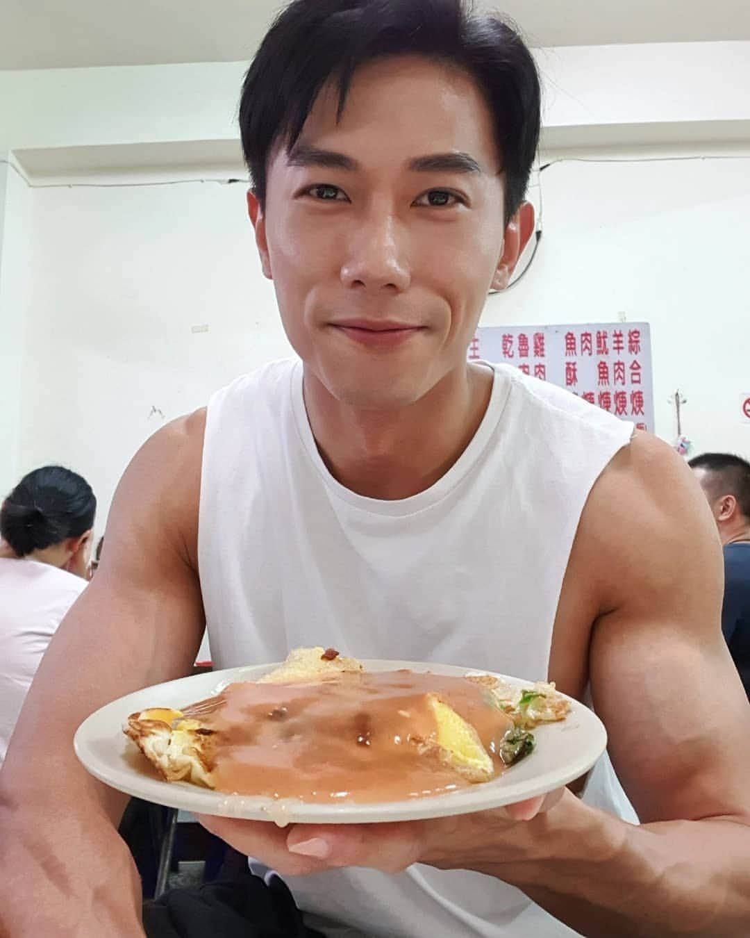 デスモンド・タンのインスタグラム：「能吃是福! 这句话一点也没错! 太幸福了! 蚵仔煎! 我喜欢! 侯驾啦~  Taking revenge! 2nd day after breaking from diet. 🤣 Taiwanese oyster omelette is slightly sweeter than those we have in Singapore. It's delicious!  #taipei」