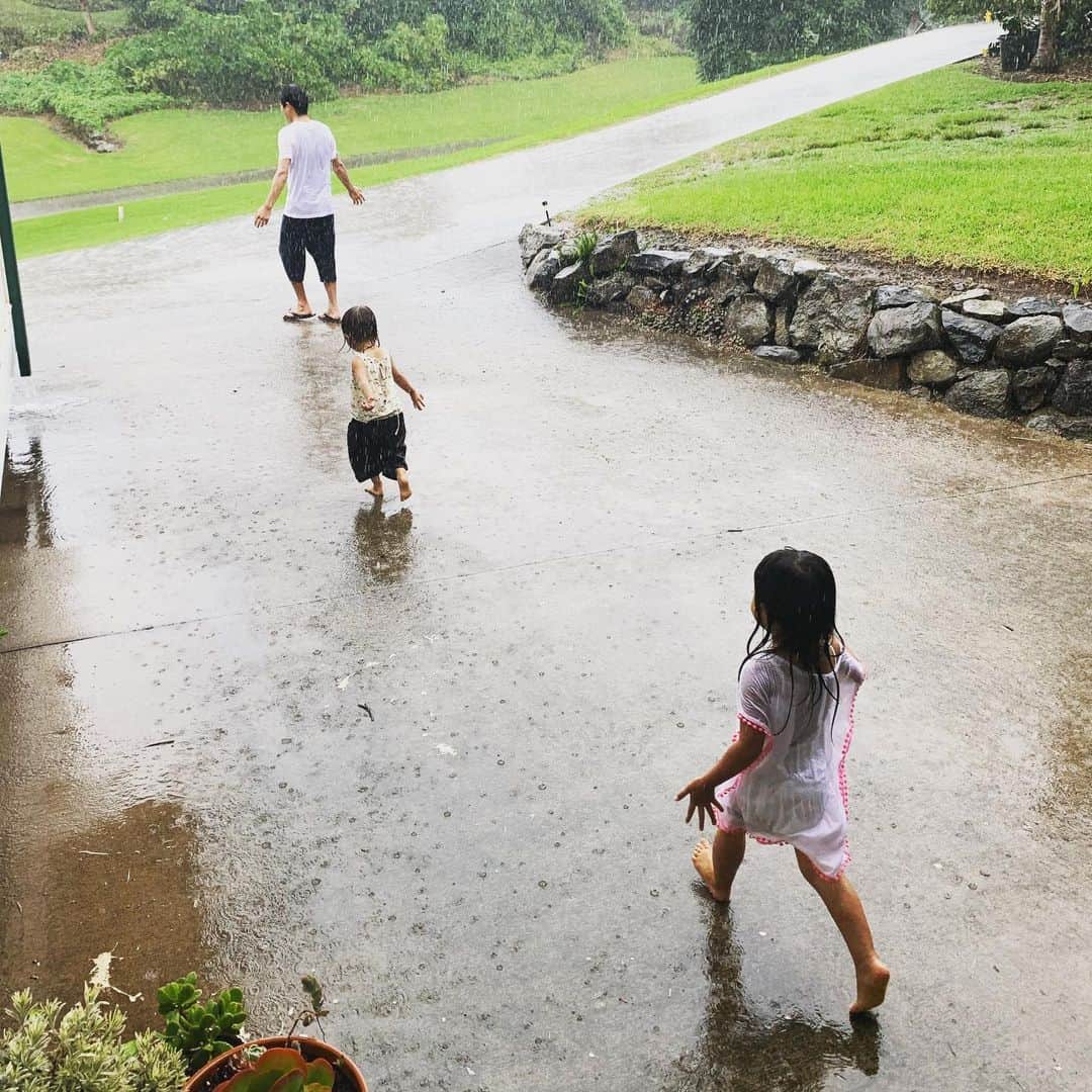 のインスタグラム：「突然の大雨に大はしゃぎの 子ども2人と太陽の研究者。  雨にしても、太陽の光にしても 氣持ち良く浴びるとき 両手を広げるのは 本能のポーズなのでしょうね🤲✨ #maui #マウイ #liveontheearth #地球に寄り添った暮らし方 #childcare #育児  #3yearsold #mauinokaoi  #Hawaii #aloha #healtheearth #healmyself  #ナチュラルビューティスタイリスト #ツタエルヒト。」
