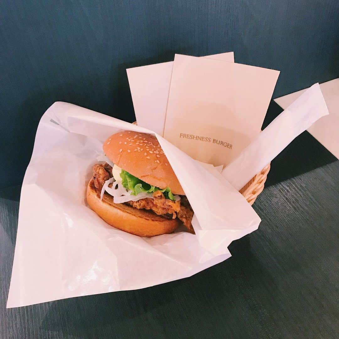 長友彩海さんのインスタグラム写真 - (長友彩海Instagram)「‪‪☺︎‬ 今日は沢山食べちゃった~~ ハンバーガー食べたくて行ったけど 結局頼んだの"チキンバーガー"(？)🥴 #間に挟まってるのチキンの場合なんて言うのかな」9月1日 21時00分 - ayami.n_48
