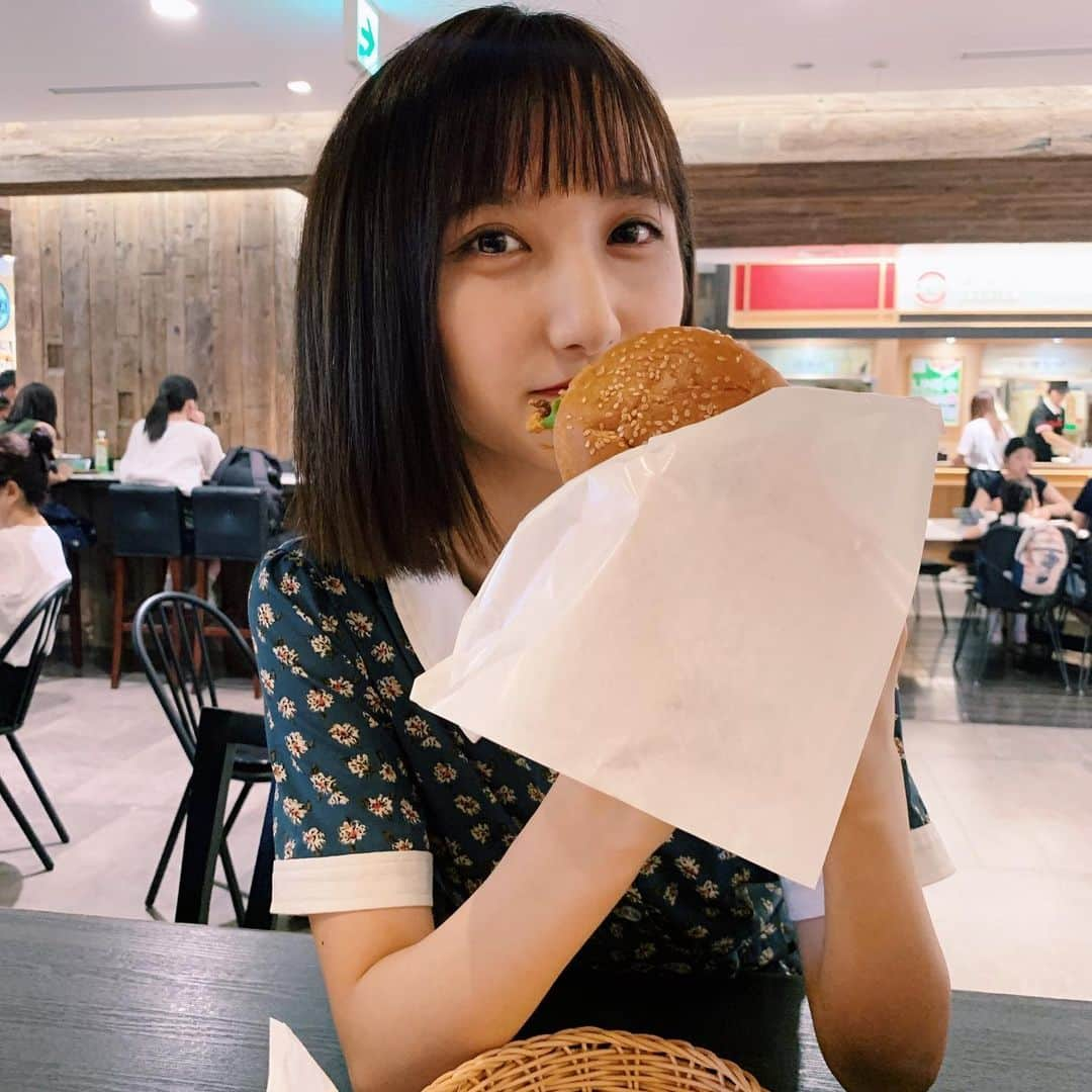 長友彩海さんのインスタグラム写真 - (長友彩海Instagram)「‪‪☺︎‬ 今日は沢山食べちゃった~~ ハンバーガー食べたくて行ったけど 結局頼んだの"チキンバーガー"(？)🥴 #間に挟まってるのチキンの場合なんて言うのかな」9月1日 21時00分 - ayami.n_48