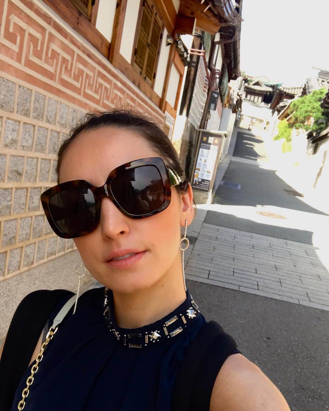太田エイミーのインスタグラム：「Strolling around #bukchonhanokvillage on this beautiful Sunday morning ☀️ . . . . Thanks hubs for carrying the baby up and down this hilly village ! @clercfabien #seoul #travellog #travelblogger #travel」