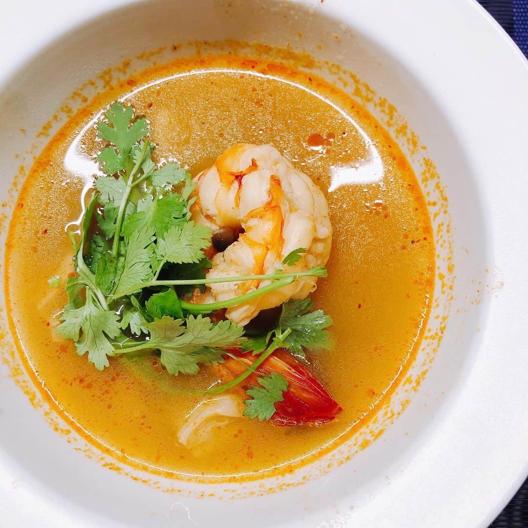 のインスタグラム：「今年の夏はタイ料理をよく作りました。トムヤムクン、ヤムウンセン、グリーンカレーなどなど。昔バンコクに住んでいたので、どれも馴染みの味。ビバ、タイ料理🙌 cooked tom yum kung for dinner. Love Thai cuisine because I lived in Bangkok for almost 3 years. #thailand #thaicuisine #tomyumkung #homemade #タイ料理 #トムヤムクン #おうちごはん #暑いと辛いもの食べたくなる」