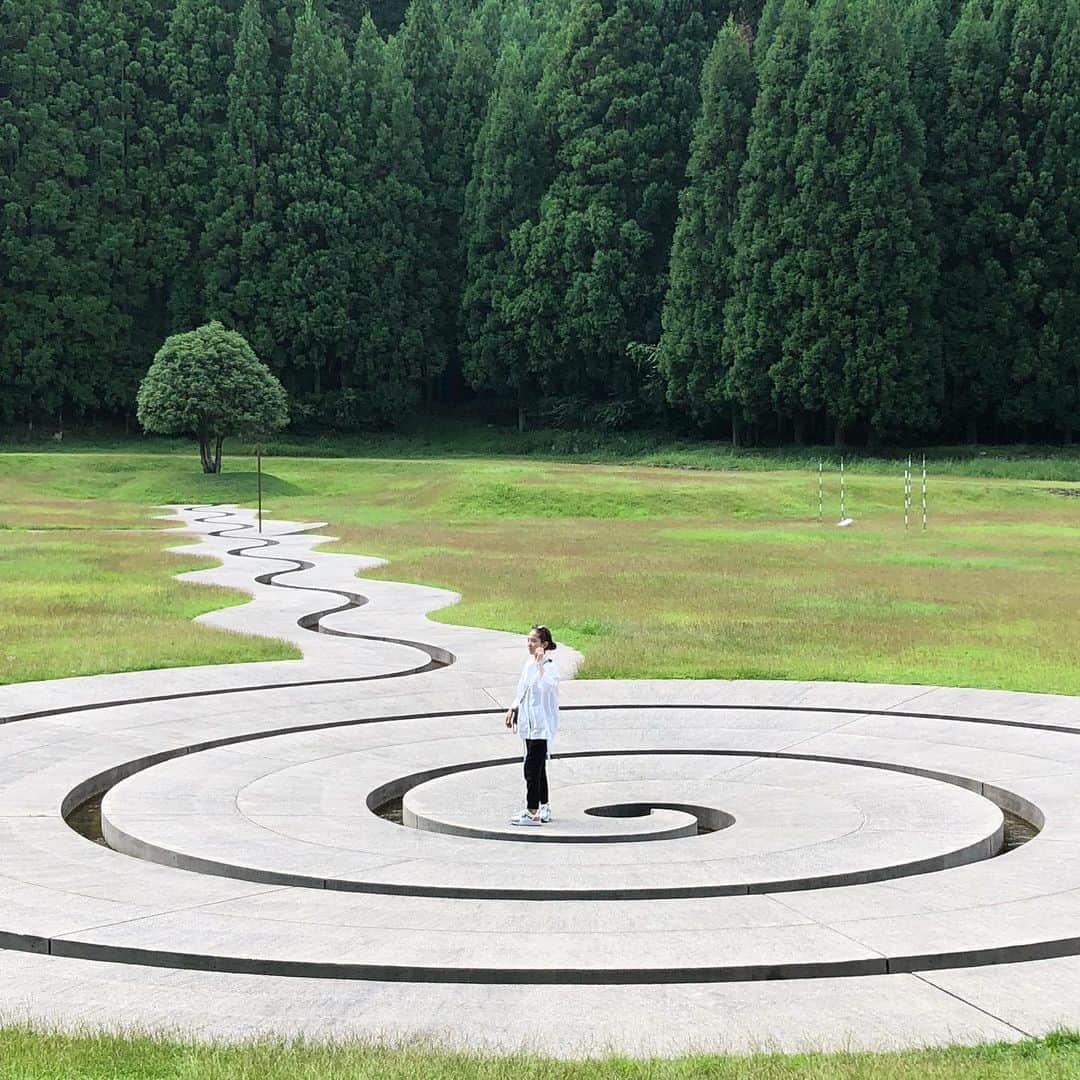 のインスタグラム：「🍃 いー季節になったので久しぶりにここに 📍#室生山上公園芸術の森  赤とんぼもいっぱい捕まえて、 バッタもデカすぎて元気すぎてちょっと怖いくらい🤪  #nara」