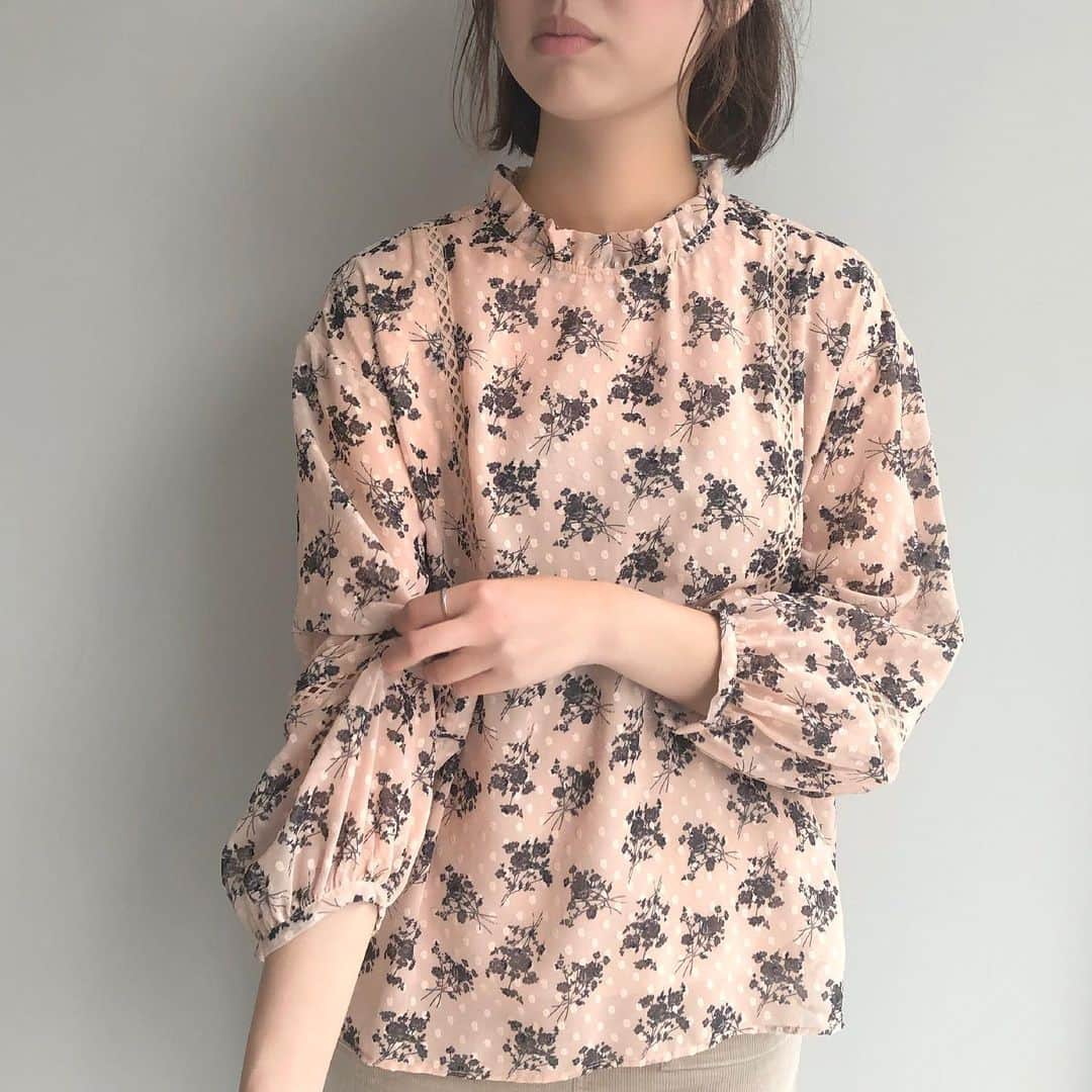 のインスタグラム：「【2019 autumn】﻿ ﻿ 花柄のノスタルジックなブラウスは、透け感も可愛い😍✔️﻿ ﻿ ▶アイテムの購入は画面をタップ♪﻿ ﻿ #agbyaquagirl #agバイアクアガール #エージーバイアクアガール」