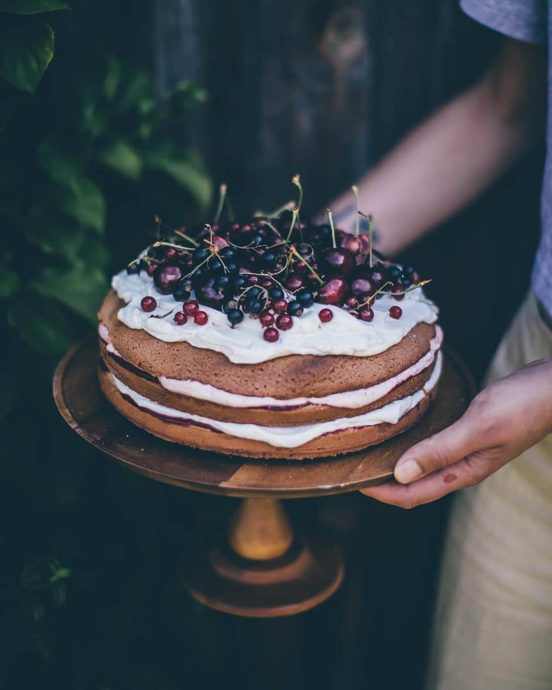 Our Food Storiesさんのインスタグラム写真 - (Our Food StoriesInstagram)「Now on the blog - the recipe for our favorite gluten-free summer cake 🌞 Get the recipe via the link in profile. Happy Sunday guys🍒 #ourfoodstories ____ #glutenfreecake #glutenfreerecipe #glutenfri #glutenfrei #simplejoys #huffposttaste #momentsofmine #cakerecipe #summerrecipes #fellowmag #verilymoment #countrysideliving #germanfoodblogger #foodstylist #foodphotographer」9月1日 21時20分 - _foodstories_