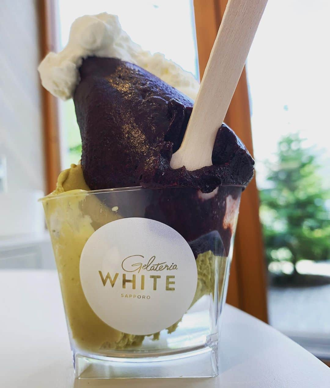 廣岡俊光さんのインスタグラム写真 - (廣岡俊光Instagram)「. #370 Gelateria WHITE @札幌市中央区  パンケーキの人気店「カフェブルー」系列のジェラート専門店✨追加料金を払って絶対に頼んでほしいピスタチオ。豆豆しさが最高‼️ブルーベリーはMyジェラート史上最高の酸味。これは完全にオトナの味。店名通りの白が美しい意匠の中で甘いひととき😊  #ヒロろぐ #GelateriaWHITE #Cafeblue #ジェラテリアホワイト #カフェブルー #北海道グルメ #北海道カフェ #北海道カフェ巡り #札幌グルメ #札幌カフェ #札幌ジェラート #札幌ジェラート巡り #ジェラート #ピスタチオ #ジェラートはピスタチオ #ブルーベリー」9月1日 21時14分 - uhb_hirooka