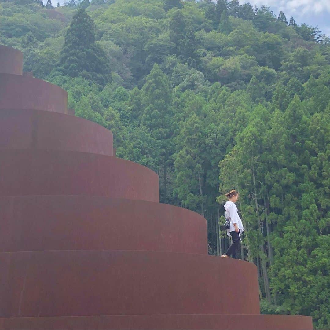 外村久美子さんのインスタグラム写真 - (外村久美子Instagram)「・ 3段目。まぁまぁ怖いよ🙄  #室生山上公園芸術の森  #nara #yori_japan」9月1日 21時16分 - kummy153