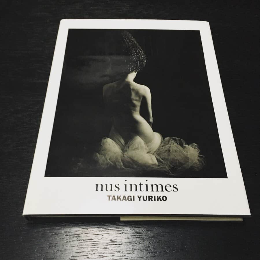 今村沙緒里のインスタグラム：「"nus intimes" photo by 高木由利子。 ・ ヨーロッパ時代に撮られた 美しくて、チャーミングな写真。 とっても素敵！！ Yuriちゃんの写真展、みたいな。 過去と、今と、未来と。 写真や感性はもちろん 暮らしや生き方も好きです。 Tenkoはなぜか… 今回わたしの枕がお気に入り🐈 軽井沢の魅力的な2人です＊」