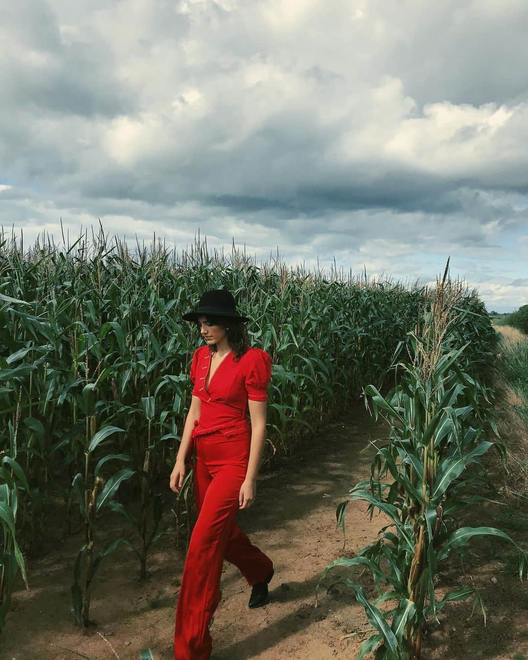 Amelia Zadroのインスタグラム：「With each step The path forward becomes clear 👣 Bts from a special project coming soon with @shotby.dzn @isobellebinns @emmaaweaver @hannahlouisecliffe ❤️」