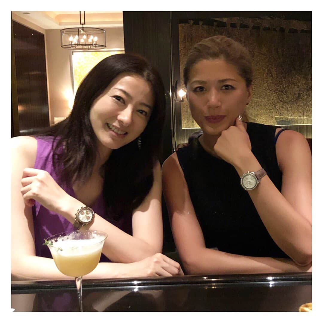 春香さんのインスタグラム写真 - (春香Instagram)「夏の思い出😊  旬の果実・桃とシャンパンのカクテル🍸 フルーツとの組み合わせ、やっぱり好きです。 これからのシーズンは梨🍐かな？  明日から新学期。 子供も大人も楽しい夏休みは終わりですね。  家族との思い出がたくさん出来たひと夏。  友人との大人の時間も思い出のひとつ。 しばらく東京を離れる事になった @kanacutie  さんと貴重なひとときを過ごしました。  海外でモデルとして活動し、その後国際結婚をされていて、国際的な彼女。 素敵な年齢の重ねかたをしている女性との時間はとても心地よいものです。  さぁ、明日から気持ちを切り替えて秋を過ごしたいと思います^_^  #カクテル #桃のカクテル #桃 #peach  #友達との時間」9月1日 21時22分 - haruka__official