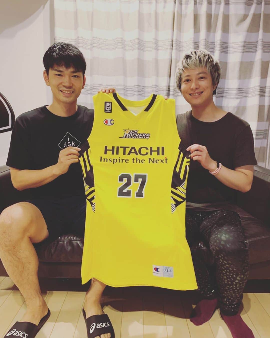 石井講祐のインスタグラム：「根本改善美容家の三島さんと！ 今回は、脳科学の観点から自分に合う色や味についても勉強になりました！ 自分は黄色と黒と紺が合うみたい！ユニフォームの色はめっちゃいい！笑 味覚は甘みと酸味！ いろんな話を語る時間は、とても楽しいし、未来に希望がもてます！ いつもありがとうございます！ #三島桂太 #石井講祐 #サンロッカーズ渋谷」