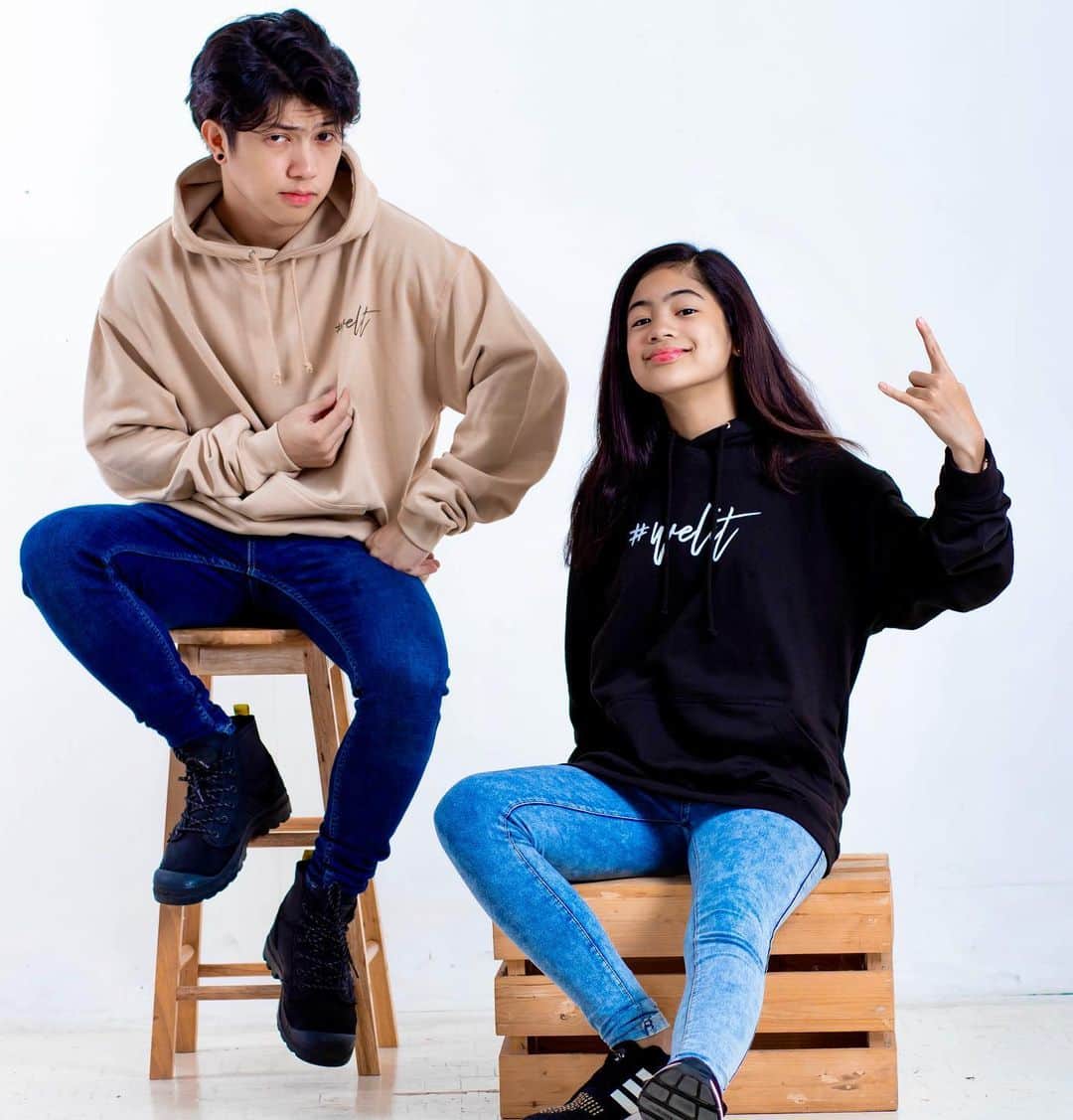 のインスタグラム：「aye fam long wait is over #welit merch just dropped! 🤘🏼💕 link in bio👆🏼#welitclothing 🔥」