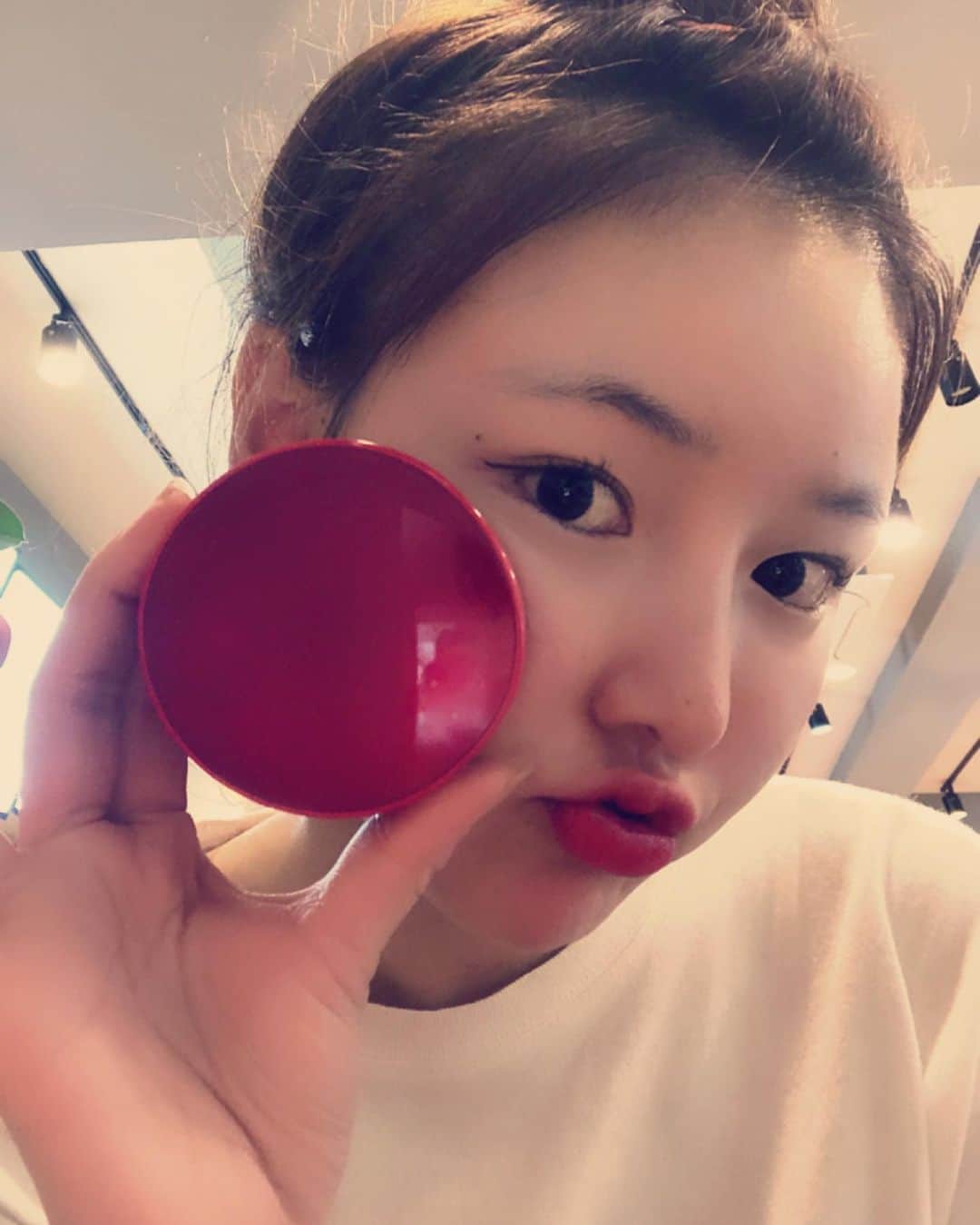 hyeriのインスタグラム：「요즘 쌀쌀해지는 날씨에 촉촉하고 광나는 쿠션발견!!! 쌩얼비비같은느낌 커버는 정말 매끈하게 잘가려지는게 싱기👀 깨끗하고 화사한 피부를 원한다면 세븐윙스 쿠션 추천👍#세븐윙스#매끈쿠션#여자쿠션#3중기능성화장품#윙스몰#모델쿠션#뷰티스타그램#매끈래드쿠션#ntcomplex5#코덕#코덕스타그램#쿠션추천#쿠션추천템#화장품그램#뷰티그램#인스타그램대세쿠션」