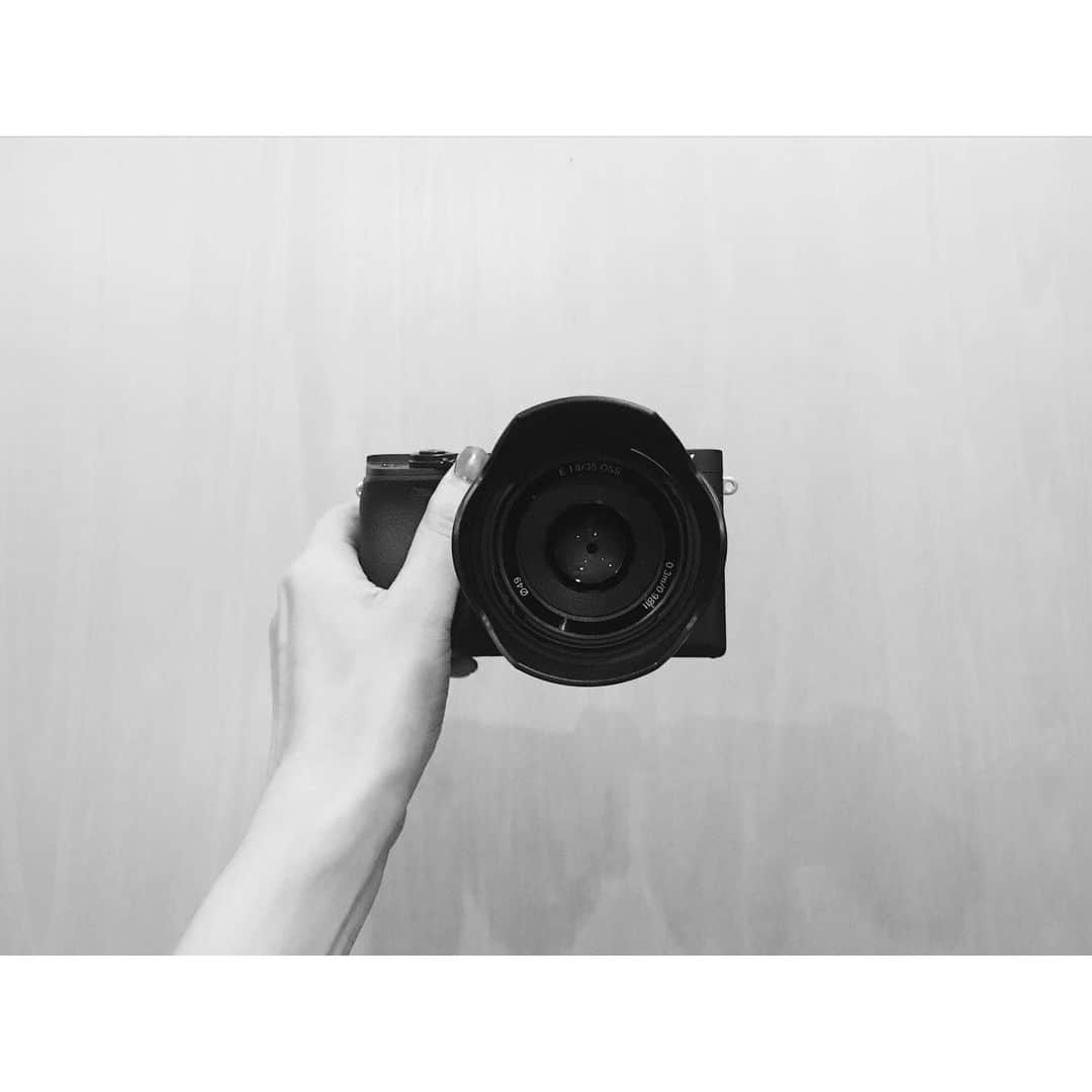 のインスタグラム：「. ９月はじまりはじまり・・・ 私の相棒になるかもなコ♡ #Japan #Tokyo #September #start #photo #camera #akephoto #９月 #はじまりはじまり #相棒 #カメラ #model #satorujapan #akemigondo #モデル #サトルジャパン #権藤朱実 →@satorujapan_official @akemigondo ☑︎プロフィールのリンクにてblog更新中☺︎ My blog『ake photo』 →http://ameblo.jp/akemi-gondo/」