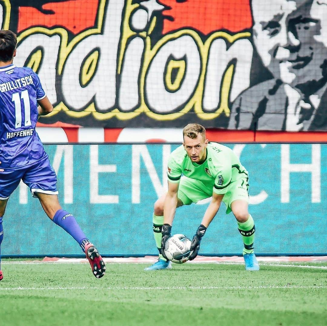 バイエル・レバークーゼンさんのインスタグラム写真 - (バイエル・レバークーゼンInstagram)「Yesterday, @lhradecky kept the first clean sheet in this @bundesliga_en season. 🙌⚫️🔴💪 #Hradecky #B04TSG #Bayer04 #Werkself #Bundesliga #StärkeBayer」9月1日 21時27分 - bayer04fussball