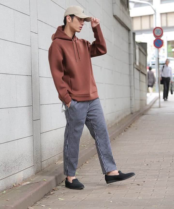 LAKOLE / ラコレさんのインスタグラム写真 - (LAKOLE / ラコレInstagram)「#LAKOLE_MENS . − NEW ARRIVAL −﻿ 軽い着心地のダンボール素材を使用したパーカー。﻿ ゆったりとしたシルエットで、ベーシックながらもこなれた雰囲気に。﻿ 独特な素材感で、スポーティなデザインでも、どこかクリーンで大人が着られるアイテムに仕上げています。﻿ ﻿ ✔︎ エアーパーカー (848237) ¥3,900+tax﻿ ﻿ ﻿ #LAKOLE #ラコレ #アレもコレもラクに #パーカー #hoody #フーディ #カジュアルコーデ #シンプルコーデ #秋コーデ #ブラウンパーカー #ブラウンコーデ #今日のコーデ #mens」9月1日 21時28分 - lakole_official