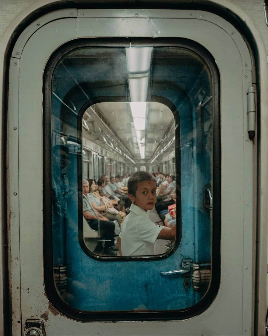 Putri Anindyaのインスタグラム：「Tashkent : underground // the first line of metro in Tashkent opened in 1977, the oldest in Central Asia. With the gorgeous architecture in some of the stations, these metro stations are something that you should see when you come to Uzbekistan. Interesting fact, i read in some articles that it was illegal to take pictures inside the metro system until last year. They lifted the ban in late 2018 . . That is also the reason why i suggested to explore the metro stations on our second day with @worldinfluencerscongress. Glad i have some cool company to experience this! Tagging @andredemello @micksalas @jololuarca @dotzsoh @mgtenazas who dare enough to get lost a little 😎」