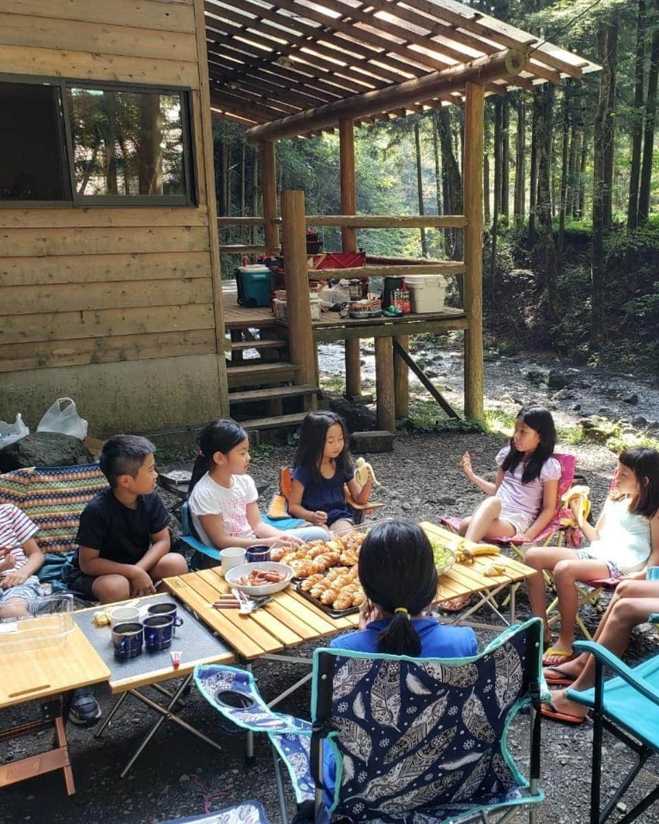 佐藤純さんのインスタグラム写真 - (佐藤純Instagram)「先週の土日……娘の保育園時代のお友達5家族でキャンプ🚙  バレエ終わりで向かったので、我が家は夜入り。  あ〰️💦思いだしたー！  息子、夏休みの宿題が終わってなくて、ぶちギレながら行ったんだった🚙‼️ ｢キャンプ場に着いても宿題終わるまで遊ぶなよ👹｣ 結局、渋滞中も宿題。  着いても宿題。  なんとか終わったけどね。  夜中3時半までママ友とおしゃべり🍺  これが楽しいんだよね～。 朝ご飯は、私担当✋  コストコのクロワッサンでサンドイッチに🥐。 みんなでニジマス釣りもしたよ🎣  ほんとは釣り堀のおじさんがさばいてくれるんだけど、私もやるー🙌とお手伝い。  はらわただして、心臓だしても、心臓動いてた〰️😱 きゃ～😱といいながら、心臓並べて子供たちに見せる強いママ達(笑)😂😂😂 * #キャンプ #夏休み #チャラ子とチャラ男の夏休み #夏休み最終日 #ママ友 #ニジマス #釣り #ニジマス釣り #ママ#ママモデル#モデル #mama #mamamodel #model」9月1日 21時38分 - junsatoidea