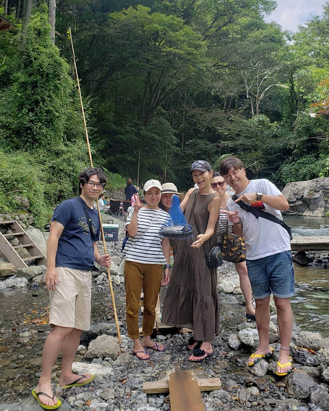 佐藤純さんのインスタグラム写真 - (佐藤純Instagram)「先週の土日……娘の保育園時代のお友達5家族でキャンプ🚙  バレエ終わりで向かったので、我が家は夜入り。  あ〰️💦思いだしたー！  息子、夏休みの宿題が終わってなくて、ぶちギレながら行ったんだった🚙‼️ ｢キャンプ場に着いても宿題終わるまで遊ぶなよ👹｣ 結局、渋滞中も宿題。  着いても宿題。  なんとか終わったけどね。  夜中3時半までママ友とおしゃべり🍺  これが楽しいんだよね～。 朝ご飯は、私担当✋  コストコのクロワッサンでサンドイッチに🥐。 みんなでニジマス釣りもしたよ🎣  ほんとは釣り堀のおじさんがさばいてくれるんだけど、私もやるー🙌とお手伝い。  はらわただして、心臓だしても、心臓動いてた〰️😱 きゃ～😱といいながら、心臓並べて子供たちに見せる強いママ達(笑)😂😂😂 * #キャンプ #夏休み #チャラ子とチャラ男の夏休み #夏休み最終日 #ママ友 #ニジマス #釣り #ニジマス釣り #ママ#ママモデル#モデル #mama #mamamodel #model」9月1日 21時38分 - junsatoidea