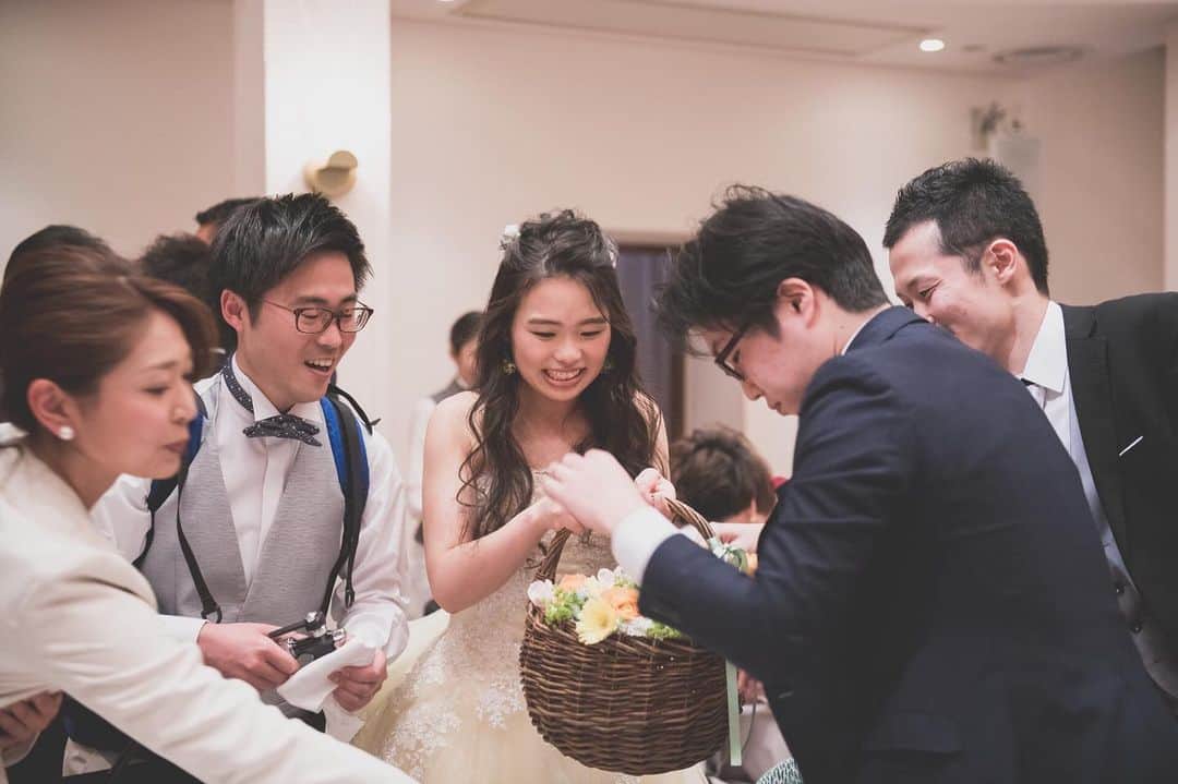 ヴィラデマリアージュさいたまのインスタグラム：「—Party Report—﻿ ﻿. ”Love is in the air!　～愛に包まれる1日～” Syuhei＆Yu's mariage ﻿ ﻿. 笑顔あふれるお二人は . まわりの全ての人も笑顔にする とっても温かいお二人でした . . お互いのご友人様同士で遊びに出かけたり、 ご両家ご家族様同士で毎年バーベキューや 旅行にお出かけをするお二人・・・ . 人と人との繋がりが希薄になってしまっている この時代に . こんなにも人とのご縁を大切にし、 存分な愛を受けて育ってこられたお二人 . だからこそ、みんなを心の底から 愛せるのだと感じました ﻿. そんなお二人にはご結婚式を通して より「愛」と「絆」を 再確認して頂きたいと感じ . ゲストの皆様の愛によって完成される 『かごブーケ作り』をご提案致しました . . いつまでも、笑顔あふれる お二人の幸せが続きますように Bon Mariages!﻿ ﻿. ﻿. #villasdesmariages#ヴィラデマリアージュ#ヴィラデマリアージュさいたま#結婚式レポート#結婚式場#ウェディング#wedding#ブライダルフェア ﻿ #式場見学#大宮結婚式場#結婚式場探し#式場探し#南フランス﻿ #ウェディングネーム#weddingname#コンセプトウェディング#プレ花嫁#プレ花嫁準備#プレ花嫁さんと繋がりたい#卒花嫁#卒花嫁レポ#卒花嫁さんと繋がりたい#さいたま#さいたま結婚式場」