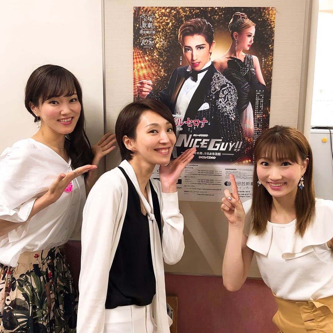 結乃かなりのインスタグラム：「とーっても楽しかった〜❣️ 宙組全国ツアー公演、観劇して参りました😍やっぱり宙組さんからは沢山のパワーをもらいます✨✨✨ ・ ・ とくにショーは、大劇場公演で出演していたので、とっても懐かしくて😌振り付けも身体が覚えているものなんですね！一緒に踊りたい〜って気持ちになりました😂 ・ ・ ハードな公演だと思いますが、出演者の皆様が、無事に千秋楽を迎えられますよう応援しています😊全国のファンの皆様、楽しんで下さい〜🎶 ・ ・ お写真は#ナイスガイ な#真風涼帆 様と#星風まどか ちゃんのポスター前で✨観劇が一緒だった#澄輝さやと さんと#愛白もあ ちゃんと🥰お会い出来て嬉しかった〜❤️ ・ ・ #観劇#全国ツアー#宙組#宝塚観劇#宝塚歌劇団#宙組全国ツアー公演#芹香斗亜#星吹彩翔 #93期#大好き💕#同期#退団者#華妃まいあ#最後まで#応援してます📣」