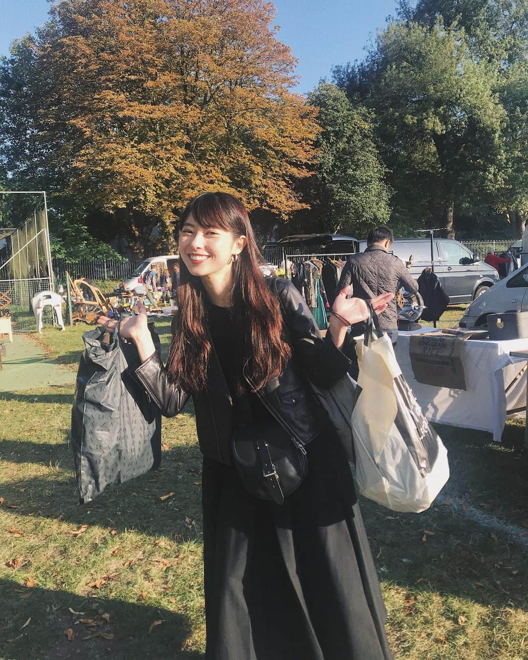 松本ゆいさんのインスタグラム写真 - (松本ゆいInstagram)「今回も行けたChiswick carboot sale♡ しっかり買い物してきた😏 朝5時に起きて7時前には到着！ 早く行かないと良いものなくなるから早めがおすすめ🙆🏻‍♀️ 天気も良かったから前回よりもお店も人も多かった😳  outer...#domenicoandsavio  dress...#cos bag...#margarethowell  #chiswick#carbootsale#まつゆいの旅#ひとり旅#trip#london#ロンドン#旅#まつゆいの服#ootd#fashion」9月1日 21時37分 - yui_m106