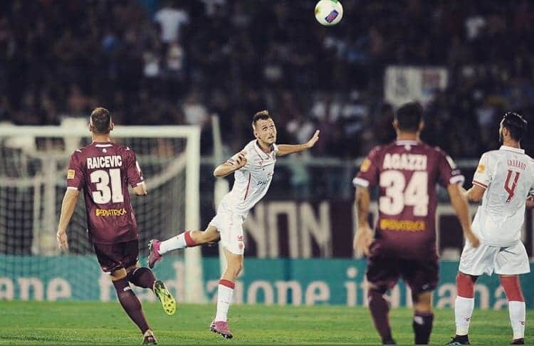 のインスタグラム：「Bravi tutti, vittoria importante prima della sosta 💪⚪🔴 #livorno #perugia #forza #grifo」