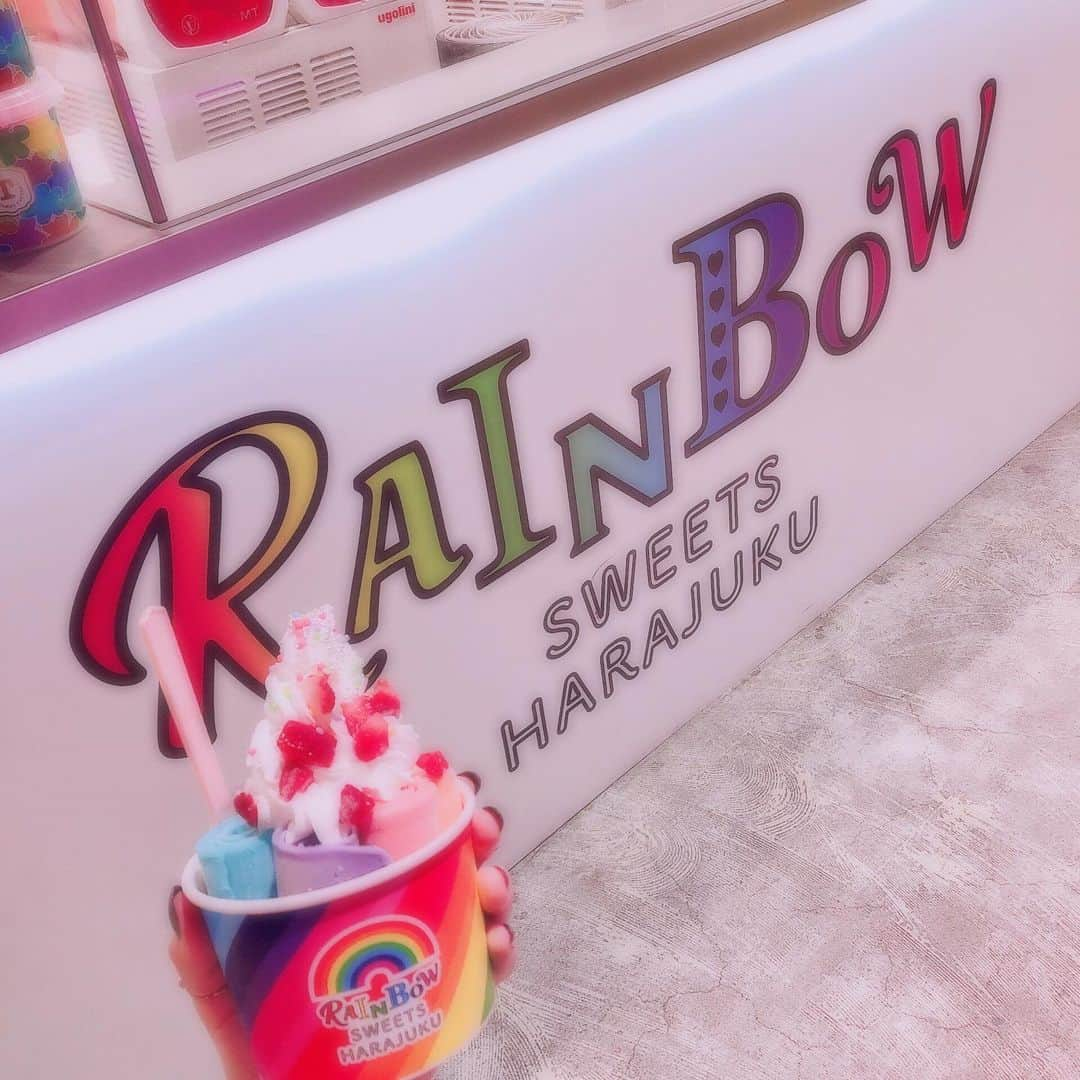 ゆず（ゆずこあ）のインスタグラム：「( ˶ˆ꒳ˆ˵ )♡ 初ロールアイス♡ * ずっと食べたかったんだよね ٩(๑> ₃ <)۶♥ * 食べられて嬉しい(｡•ᴗ•｡)♡ * 一つ一つ色も違うし 味も違くてめっちゃ美味しかった ‪(๑'ڡ'๑)♡‬ * また食べたいな(≧▽≦) * #レインボースイーツ原宿 #ロールアイス #カラフル #レインボー #Rainbow #美味しい #また食べたい #ゆず#yuzu」