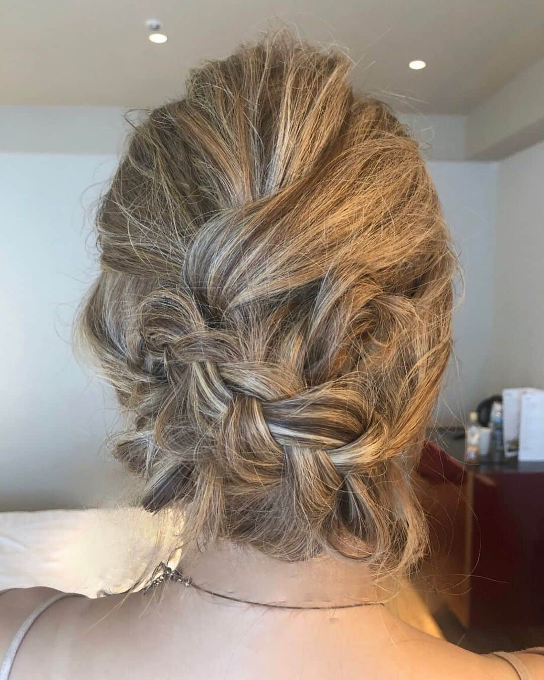 彩希エリナさんのインスタグラム写真 - (彩希エリナInstagram)「結婚式の時のヘアアレンジ👰✨まさかのホテルの部屋に三面鏡が無くて後ろが見えないまま何となくの勘で✂︎www #hairmake #hairset #hairstyle #hairarrange #domyself #ヘアメイク #ヘアアレンジ #アップスタイル #結婚式ヘア #結婚式ヘアアレンジ #結婚式ヘアメイク #三つ編みアレンジ #ヘアスタイル #ロングヘアアレンジ #髪型 #5分アレンジ #セルフヘアアレンジ #セルフヘア #基本自分の髪は #パパッと #スタイリング #関係ないけど #ハイライト #ええ感じやぁ」9月1日 21時43分 - erina_saiki