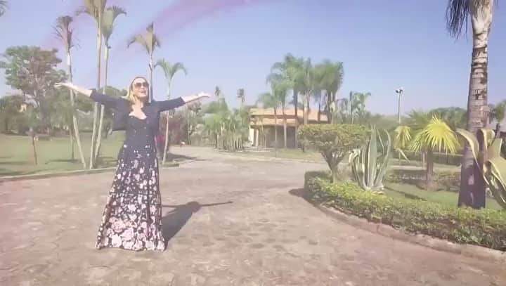 Eliana Michaelichin Bezerraのインスタグラム：「Bora pra roça cantar um modão? Hoje tem @gustavopmioto com toda a sua família num momento pra lá de especial! Vai ter emoção e muita alegria. Espero vcs, às 15h, no SBT. #programaeliana10anos #eliana #gustavomioto #roça #fazenda #familia #emocao」