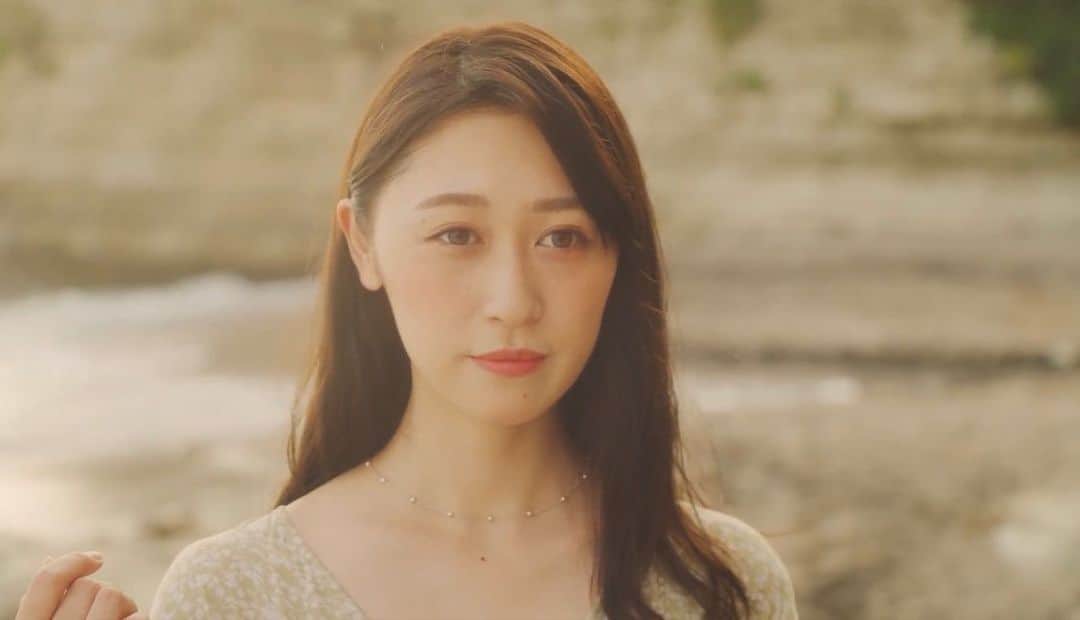 豊森ちはやのインスタグラム：「﻿ ﻿ 【出演情報】﻿ ﻿ 少し遅くなってしまいましたが、﻿ ﻿ スクランブルガム(@scramblegum_621 )というダンス&ボーカルグループの「Coming Summer!!」のMVに彼女役で出演させていただきました 🌴🌈﻿ ﻿ ﻿ 地上波オーディション番組『ガチだん！』で選ばれたメンバーがユニバーサルミュージックからメジャーデビューしたグループで、共演するにあたって番組を観ていたら、面白くて一気に見終えちゃった👀﻿ ﻿ 魅せ方や精神力など、とても勉強になりました！﻿ ﻿ ﻿ Coming SummerのMVやオーディション番組はYouTubeで観れるので是非観てみてください ◟̆◞̆ ﻿ ﻿ ﻿ #スクランブルガム #SCRAMBLEGUM #スクガム」