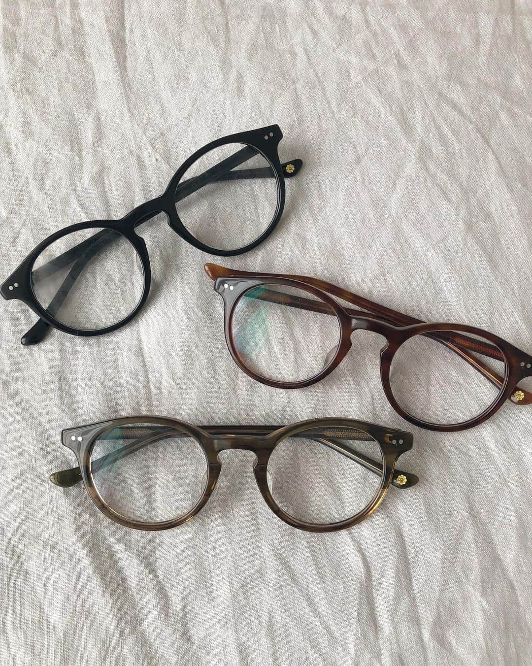 柴田紗希さんのインスタグラム写真 - (柴田紗希Instagram)「「お知らせ」 zoffコラボ、もう一型はこちらです♡♡♡ 形を最後まで整えに整えたセルの眼鏡を作りました！ こちらもすでに、大活躍してます。 普段からずっとつけてる🤭 カラーはブラック、べっ甲ブラウン 、バイカラーのカーキの三色展☀︎ これはね、、、ボーイッシュだけどなりすぎないようにフレーム細さを最後まで削ったりして、優しくもインパクトあるメガネを。。。♡ . かっちりしたパリっぽコーデにも 少しストリートよりなニューヨークな雰囲気のコーデにも合わせられるようになってるよ。 ナチュラルなファッションをより楽しめるメガネです👓☺️❤️ #zoff #ゾフガルコレ @zoff_eyewear  #しばさきコラボ」9月1日 21時48分 - shibasaaki