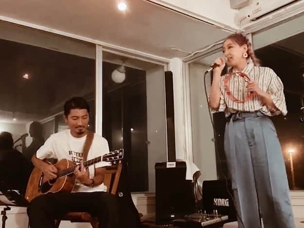 のインスタグラム：「🎵#831 Live & Meeting💚 来て下さった皆さん、 本当に本当にどうもありがとうございました❤️❤️❤️ . みんなで沢山笑って、歌って、踊って、 楽しい時間を過ごせて、 今年もまた最高な夏の思い出が増えました😍🌵✨ みんな大好き😭💕 . .  ギターの @sho_hamada 君 MC&TALKの @mippei_  @kohei_kaneko_k2 . . フリーマーケットの @annaxx1018 ちゃん @mahorin.1993 ちゃん @fabi_olla ちゃん @ymym1015 ちゃん @emilia_0826 ちゃん . .  協賛頂きました、 @puma さん @atmos_pink_harajuku さん @starterblacklabel.jp さん @rvcajapan さん @laguagem さん @irie_official さん @chillout_official さん @bottegagold さん . そしてスタッフの皆さん、 沢山の方々にご協力頂きとても愛あるイベントに なりました❤️🎵❤️ . 写真など色々頂いたらまたUPしていきたいと思います！  #LOVE#831 #jyAMely #Meetingの時間に集まってくださった皆さんと📸 #集合写真全員揃って撮りたかった〜💦」