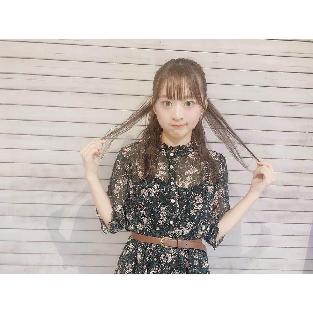 都築里佳のインスタグラム：「#FRUSTRATION 個別握手会@横浜 ありがとうございました✨ . 今日は珍しく花柄のワンピースとか着てみた。 . . #SKE48 #idol #ぴよふぁっしょん #私服 #ootd」