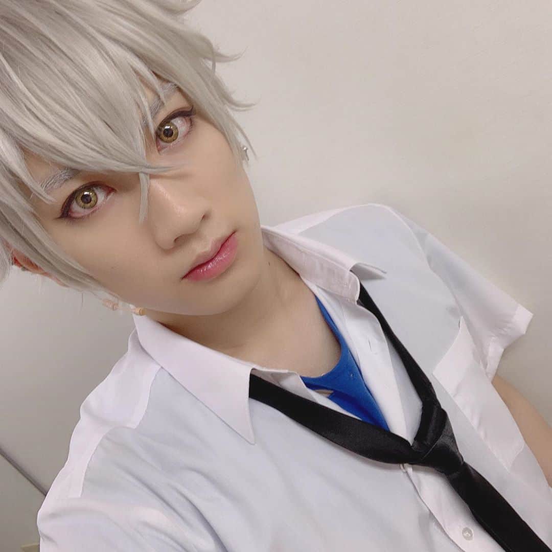 のインスタグラム：「あー晃牙が愛しくてたまらない。 こんなにも一途で健気で人から愛されるキャラクターを演じることができて本当に幸せです。 今回のストーリーを実際に演じる事でどんどん今までは見えなかった晃牙の景色が見えてくるのが本当に楽しい。 彼の魅力がより沢山の方々に伝わるよう、そして彼のことを今以上に大好きになってもらえるよう。 僕に出来る事を全力で出し切って大千秋楽まで駆け抜けていきたいです！ 温かいご声援どうぞよろしくお願い致します！！ #赤澤遼太郎 #あんスタ#あんステ#舞台#大神晃牙#いんすたたろう」