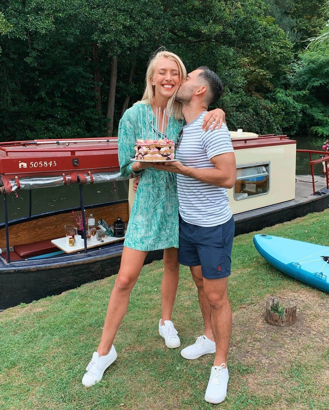 Zanna Van Dijkさんのインスタグラム写真 - (Zanna Van DijkInstagram)「An absolute belter of a birthday! 🥳 I’ve had the most incredible birthday weekend! I got to spend it with some of my closest pals and also my extended friendship circle - you guys! 🥰 Yesterday I rented a canal boat with my mates and cruised along - tackling locks and ducking under bridges with a pimms in hand 🥂 (Swipe right to see our “boats and hoes” poses) 🤣 And today I spent my morning with you guys at my London meet up! It was filled with sunshine, dogs, homemade treats and hugs - my idea of heaven! Thank you so much to everyone who came along! 🥰 Honestly, it’s been one of my best birthdays EVER! And made officially entering my “late twenties” a little less painful 😝 Thank you so much for sticking around as I dance laps around the sun! I can’t wait to share the next year of my life with you 💃❤️ #birthdaygirl #birthdayvibes #besties #lovinglife #oneyearolder #tallgirls」9月1日 21時52分 - zannavandijk